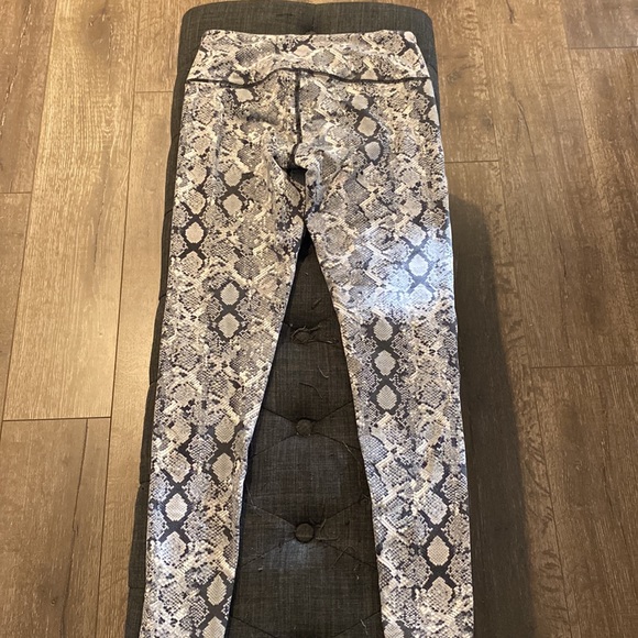 Victoria’s Sport workout leggings - Picture 3 of 3